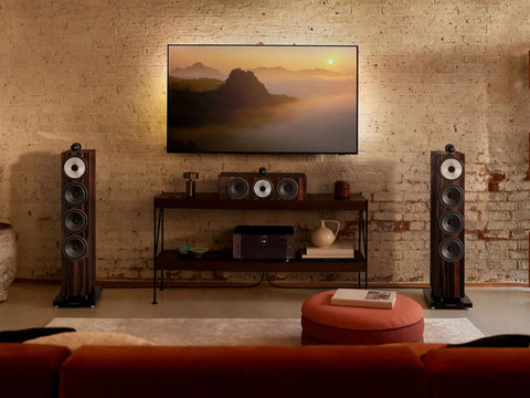 A modern living room featuring B&W floow standing speakers and a HTM71 S3 Signature centre channel speaker in Datuk gloss finish.