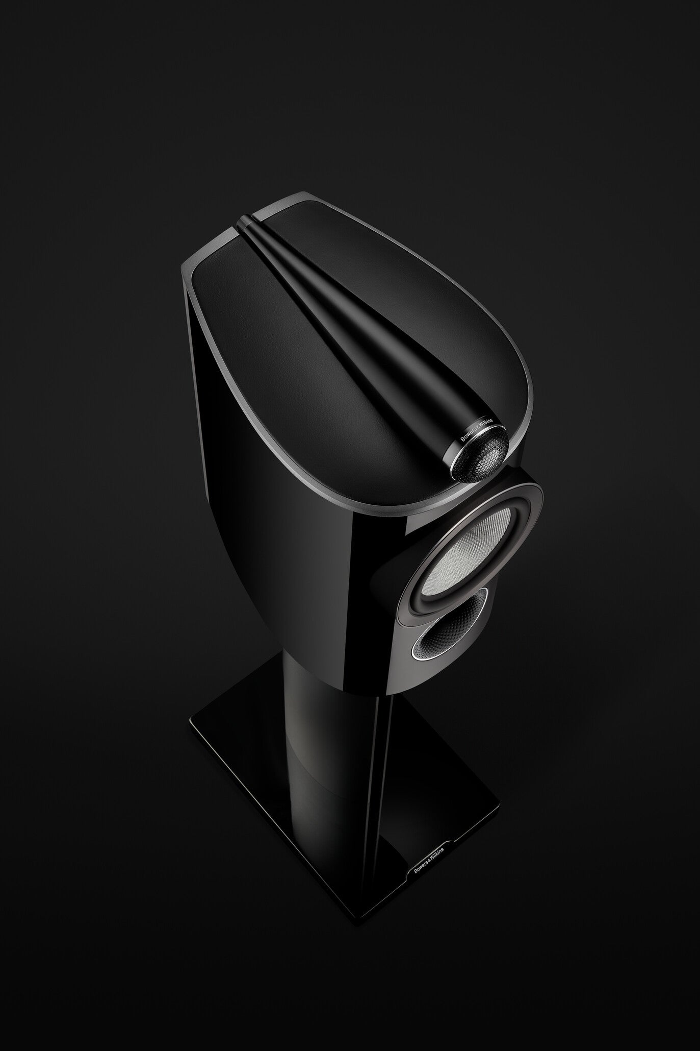 A top view on a B&W 805 D4 Reference Speaker in gloss black color finish.