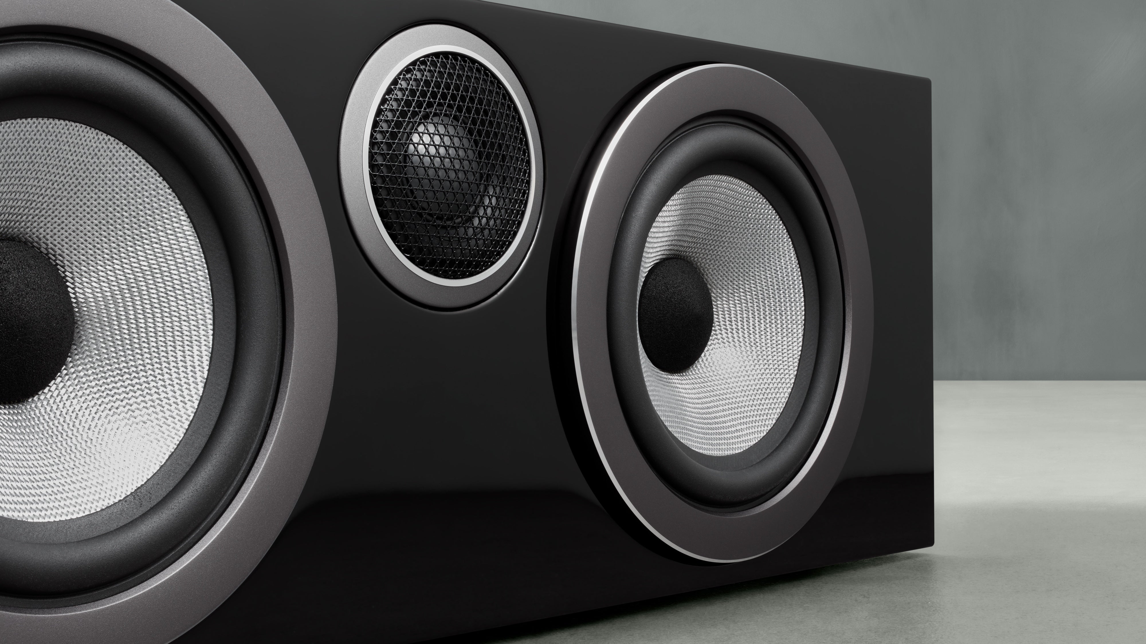 A closeup to B&W HTM72 S3 Centre Channel speaker in gloss black finish.