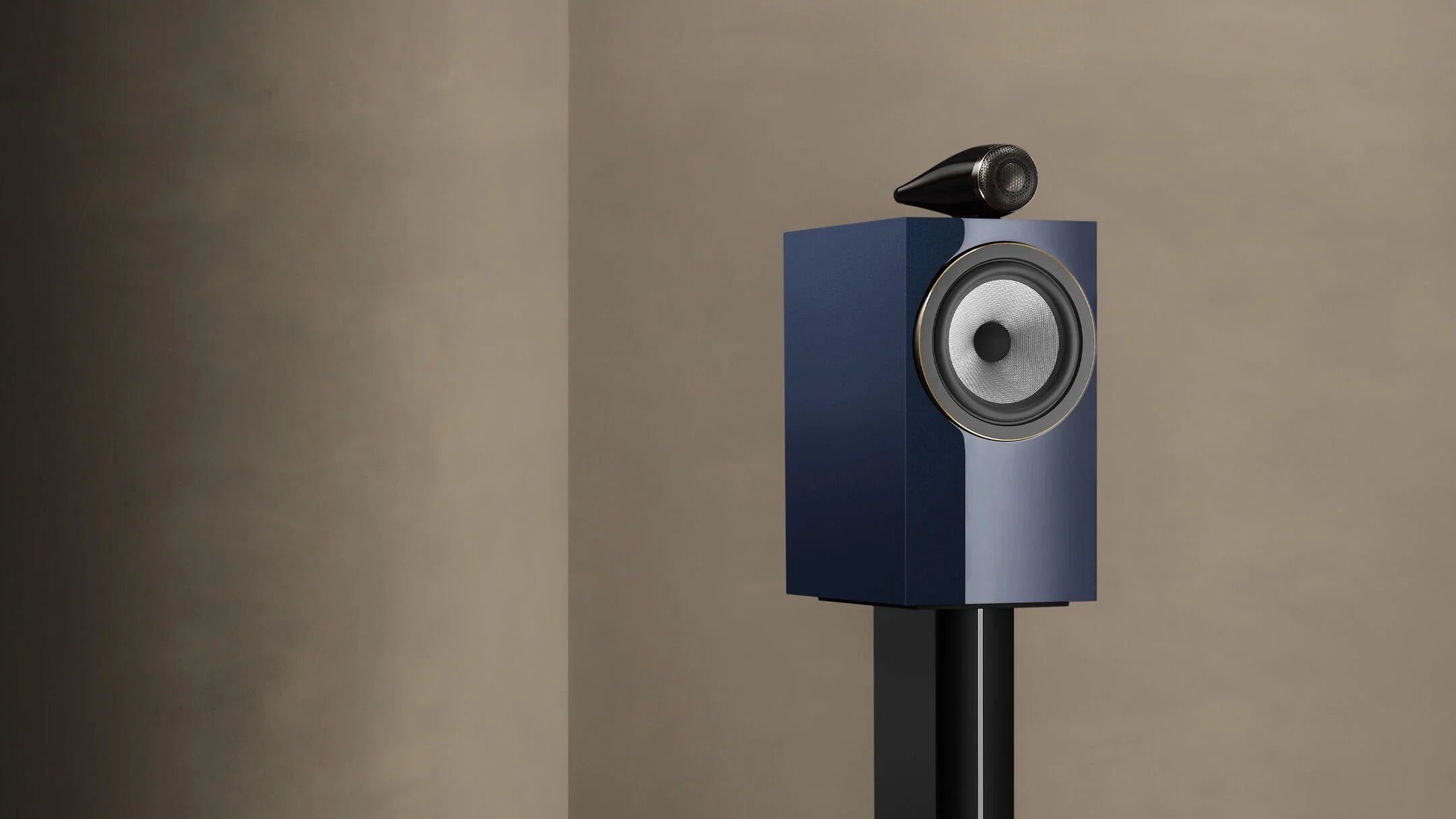 A closeup to B&W 705 S3 Signature Bookshelf Speaker in midnight blue metallic finish.